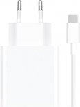 Chargeur blanc 120W avec un câble USB-C blanc, sur fond blanc.