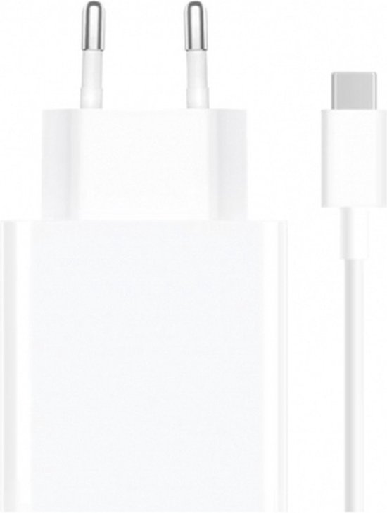 Chargeur blanc 120W avec un câble USB-C blanc, sur fond blanc.