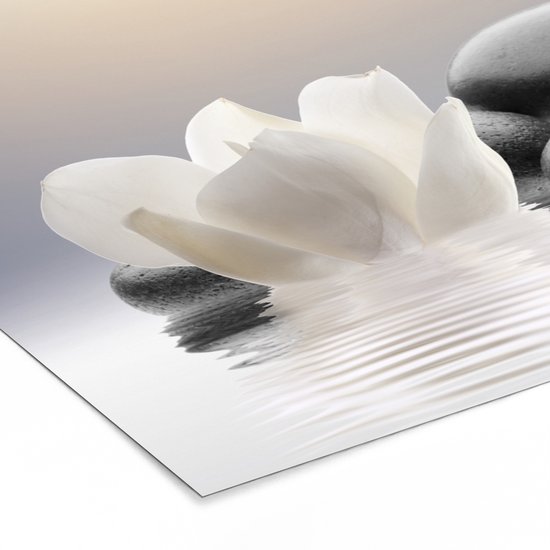Peinture sur toile représentant une pierre zen et une fleur blanche sur