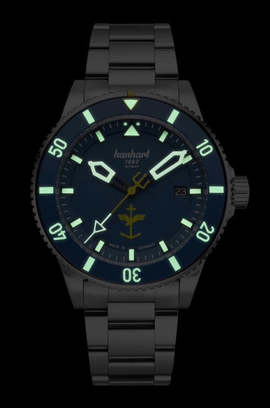 Hanhart FLY NAVY horloge met donkerblauwe wijzerplaat, gele anker-embleem, zilverkleurige wijzers en datumvenster. Groen lichtgevend.