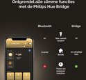 Smartphone met de Philips Hue app toont functies die beschikbaar zijn via de Hue Bridge.