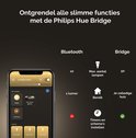 Een telefoon toont de Hue app met scènes en lampen, met een vergelijking van Bluetooth- en Bridge-functies.