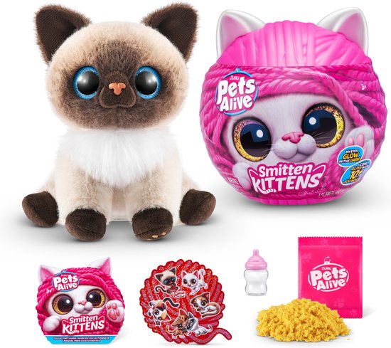 Beige met bruine knuffelkat van het Siamese type met glimmende blauwe ogen, witte bef en bruine poten en oren. Inclusief roze bol met kattengezicht, melkflesje, roze poeder en geel kinetisch zand.