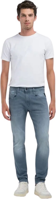 Un homme porte un jean Replay bleu clair, vue de face.