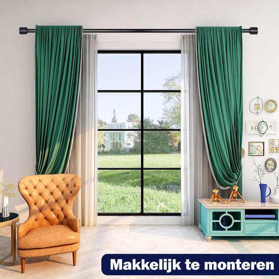 Donkergroene gordijnen met grijze voorgordijnen voor een groot raam. Zwarte gordijnroede. Makkelijk te monteren.