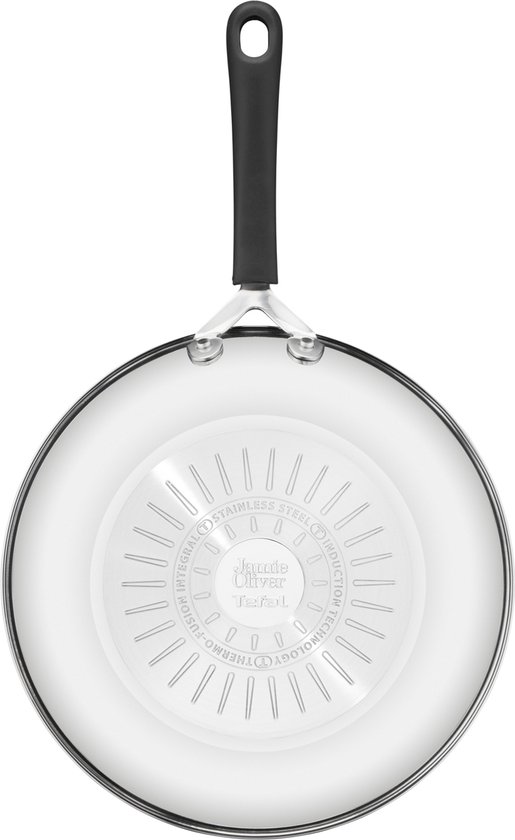Onderkant van een wokpan met het Jamie Oliver en Tefal logo en tekst over de technologie.