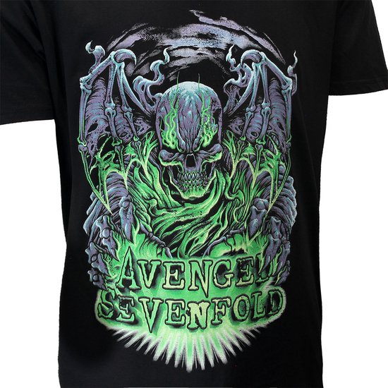 Zwart T-shirt met groen-paars demonen-schedelprint en 'Avenged Sevenfold' tekst.