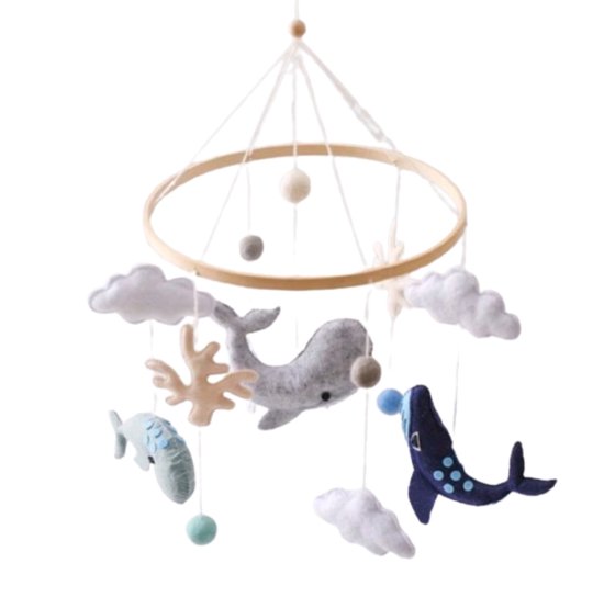 Houten ring met hangende vilten decoraties: grijze walvis, blauwe walvis, mintgroene walvis, wolken, koraal en ballen.