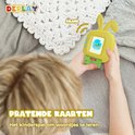 Kind met blond haar speelt met gele praat-tv met konijnenoren. Scherm toont eiland.