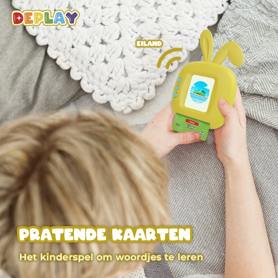 Kind met blond haar speelt met gele praat-tv met konijnenoren. Scherm toont eiland.