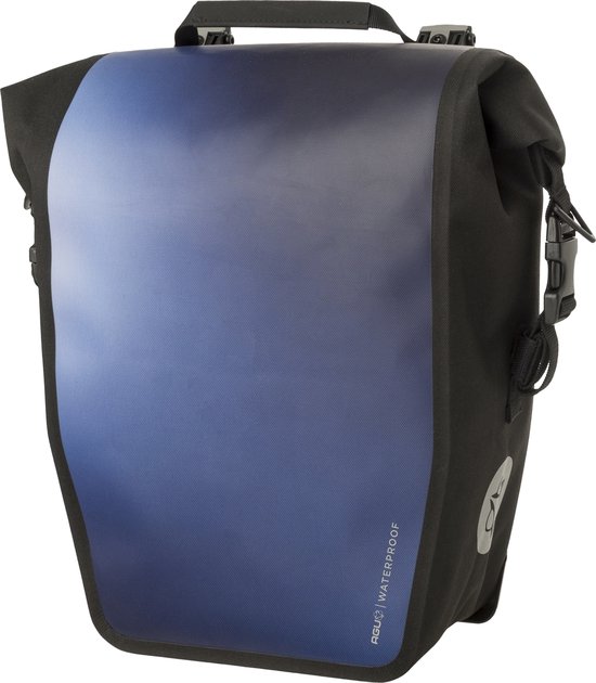 Zwarte AGU fietstas met een blauw-verlopende voorflap en 'AGU WATERPROOF' tekst.
