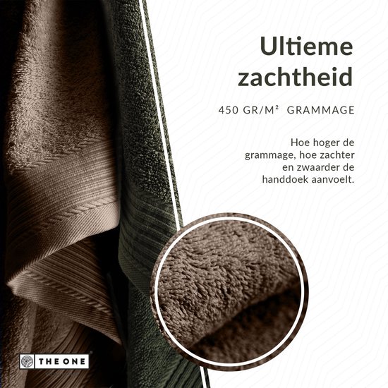 Close-up van een zachte, bruine handdoek met het "THE ONE" logo.