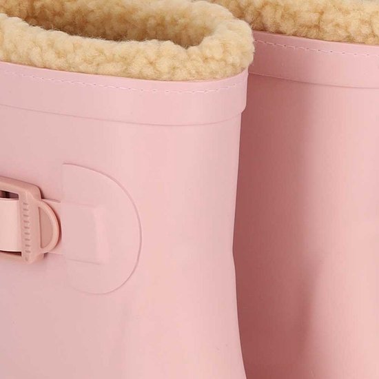 Detail van roze regenlaarzen met teddy voering en gesp.