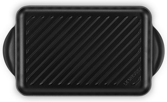 Zicht op bovenkant van een zwarte gietijzeren grillplaat met schuine ribbels.