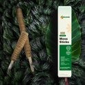 Twee kokos potstokken op een achtergrond van groene bladeren, naast een verpakking van 'Bloomin Moss Sticks'.