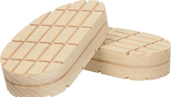 Twee houten hoefblokken met een geribbeld oppervlak, op een zwarte achtergrond.