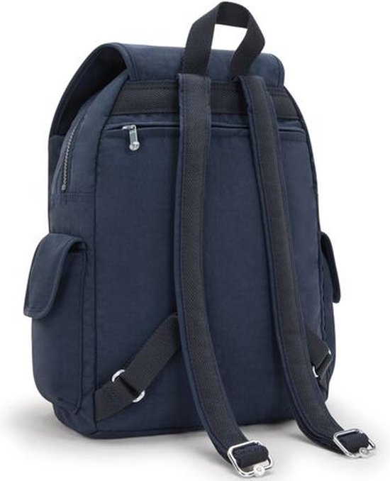 Achterkant van een donkerblauwe Kipling rugzak met verstelbare banden.