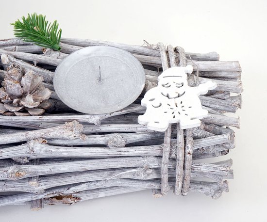 Detail van lange adventskrans van witgeverfd hout, met een grijze kaars, dennenappel, dennentakje en een kerstfiguurtje.
