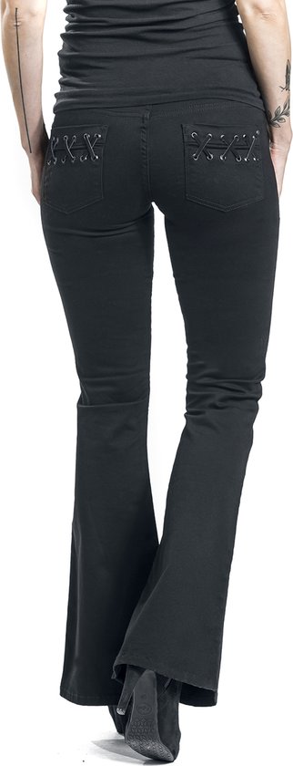 Achterkant van zwarte flared jeans met een slanke pasvorm en kanten details op de zakken.