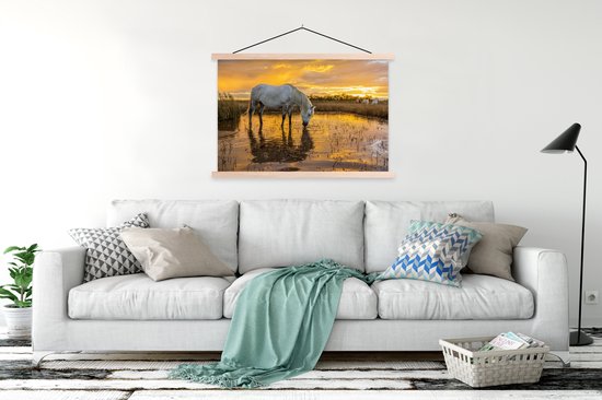 Cheval boit au coucher du soleil en Camargue affiche textielposter lamelles vierges 120x80 cm