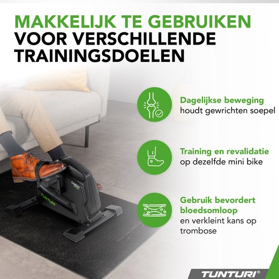 Man met bruine schoenen gebruikt zwarte hometrainer op een mat in woonkamer. Iconen: dagelijkse beweging, training/revalidatie en bloedsomloop.