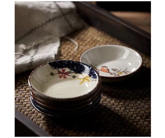 Stapel keramische dipschaaltjes, beige met donkerblauwe rand en bloemdecoratie.