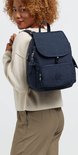 Model met een donkerblauwe Kipling rugzak.