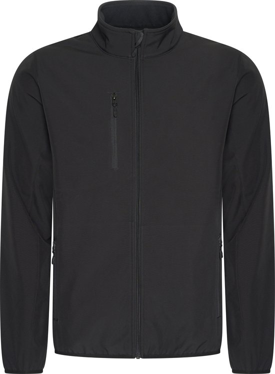 Man met handen in zakken, draagt zwarte softshell jas met openstaande kraag, ritssluiting. Blauwe jeans.