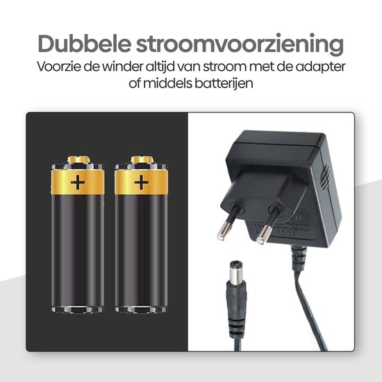 Twee D-batterijen en een zwarte adapter met kabel voor de watchwinder.