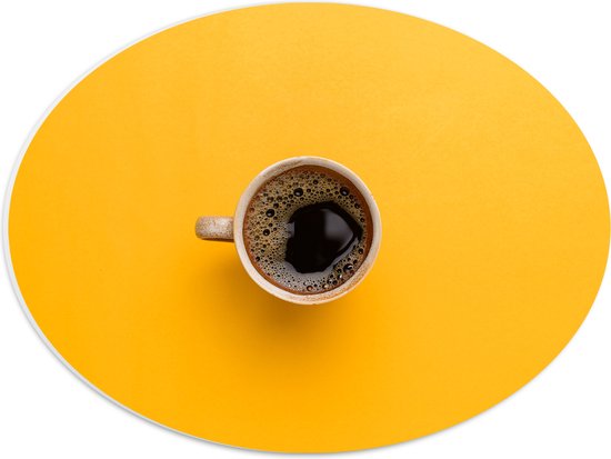 PVC Schuimplaat Ovaal - Bovenaanzicht van Verse Kop Koffie op Okergele Ondergrond - 40x30 cm Foto op Ovaal (Met Ophangsysteem)