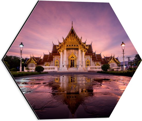 Dibond Hexagon - Boeddhistische Wat Benchamabophit Tempel met Gouden Details in Bangkok, Thailand - 40x34.8 cm Foto op Hexagon (Met Ophangsysteem)