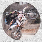 Muursticker Cirkel - Man Stuntend op Motor op Motorcross Parcour - 20x20 cm Foto op Muursticker