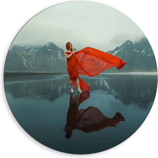 Dibond Muurcirkel - Vrouw in Sierlijk Rode Jurk Dansend op het IJs in Berglandschap - 80x80 cm Foto op Aluminium Muurcirkel (met ophangsysteem)
