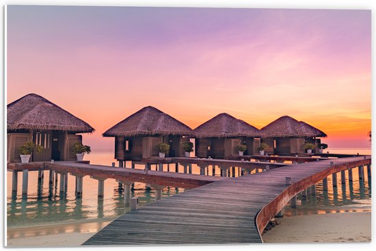 PVC Schuimplaat - Vlonder naar Beach Resorts in Zee tijdens Zonsondergang - 60x40 cm Foto op PVC Schuimplaat (Met Ophangsysteem)