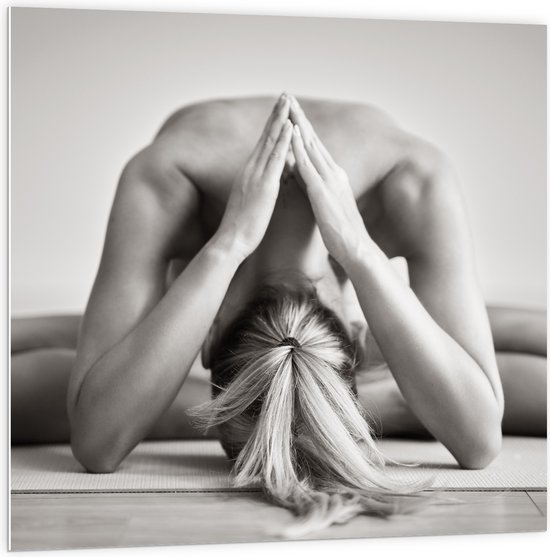 PVC Schuimplaat- Vrouw in Yoga Positie (Zwart- wit) - 100x100 cm Foto op PVC Schuimplaat