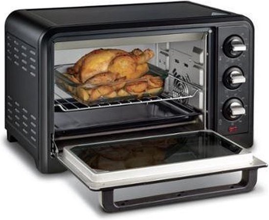 Zwarte mini-oven met open deur. Een geroosterde kip met aardappelen is zichtbaar in de oven.