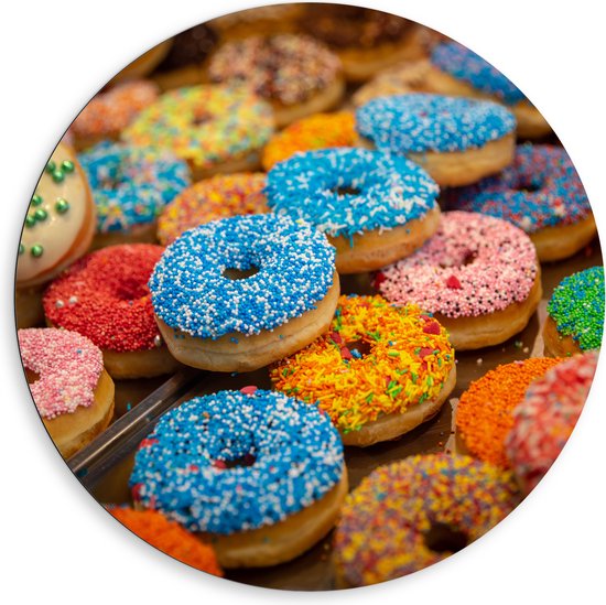 Dibond Muurcirkel - Rij Verse Donuts met Verschillende Kleuren Sprinkles - 80x80 cm Foto op Aluminium Muurcirkel (met ophangsysteem)