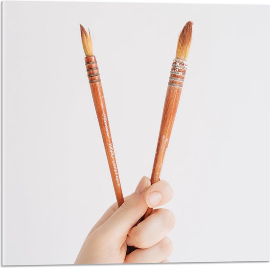 Acrylglas - Twee Penselen in Mensen Hand - 50x50 cm Foto op Acrylglas (Met Ophangsysteem)