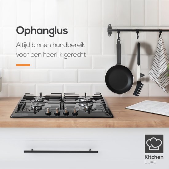 Pinces de cuisine noires, y compris une pince à pâtes, suspendues à un crochet mural au-dessus d'une cuisinière à gaz. Le texte est "Ophanglus".