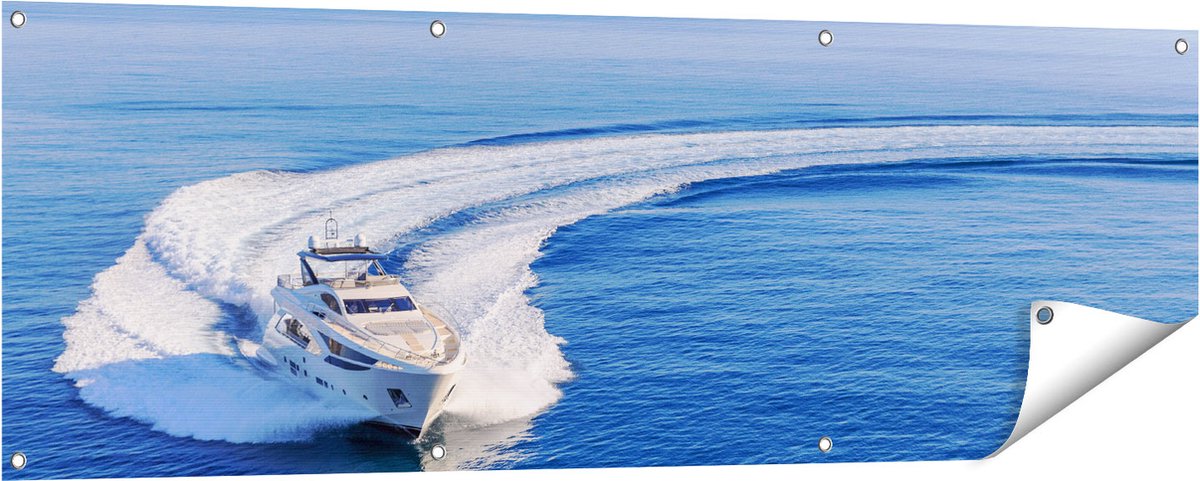 Gards Tuinposter Jachtboot op het Water in een Bocht - 150x50 cm - Tuindoek - Tuindecoratie - Wanddecoratie buiten - Tuinschilderij Multikleur