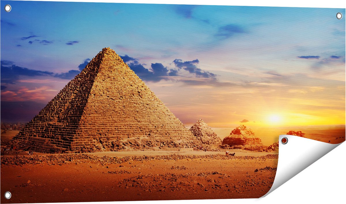Gards Tuinposter Egyptische Piramides in de Woestijn - 100x50 cm - Tuindoek - Tuindecoratie - Wanddecoratie buiten - Tuinschilderij Multikleur