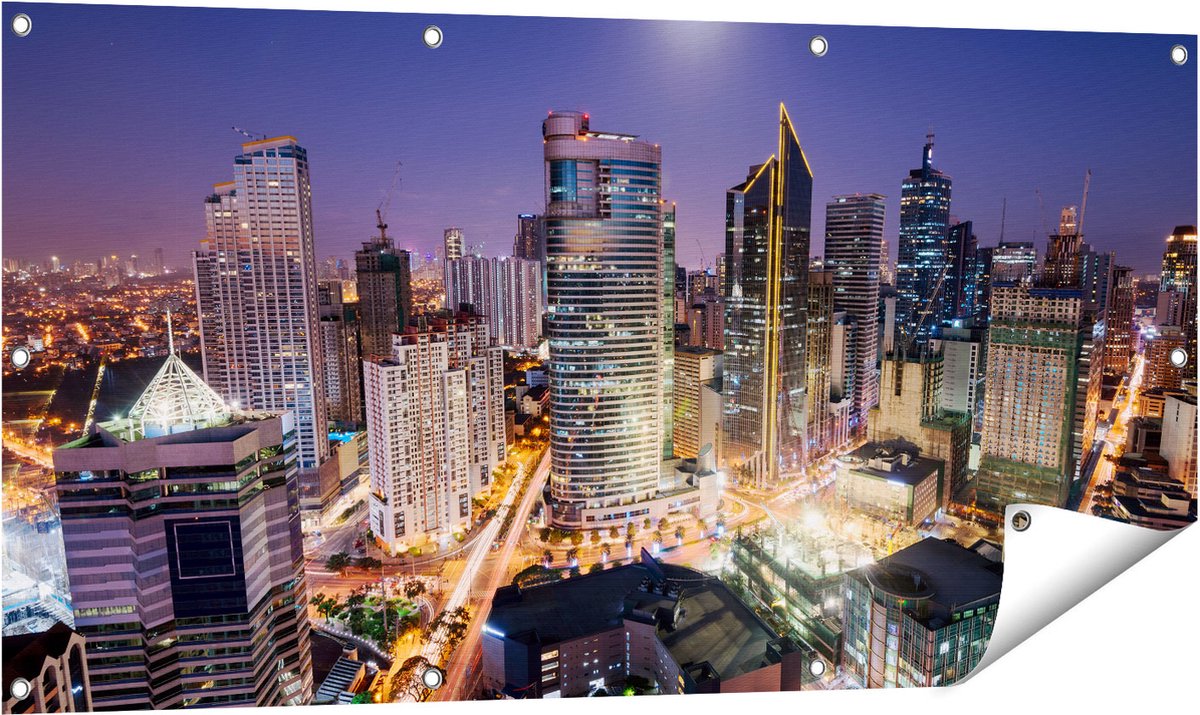Gards Tuinposter Makati Stad Skyline in de Nacht in Thailand - 120x60 cm - Tuindoek - Tuindecoratie - Wanddecoratie buiten - Tuinschilderij Multikleur