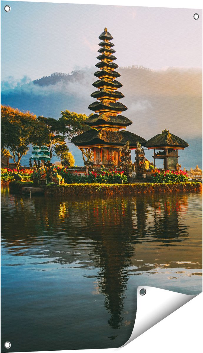 Gards Tuinposter Pura Tempel in Bali op het Meer Beratan - 60x90 cm - Tuindoek - Tuindecoratie - Wanddecoratie buiten - Tuinschilderij Multikleur