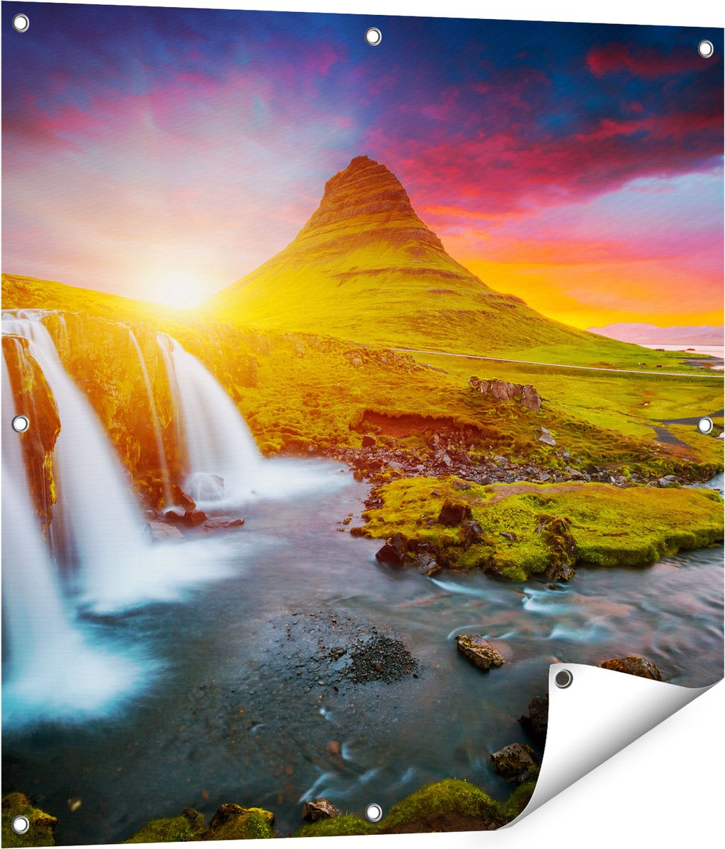 Gards Tuinposter Waterval bij een Vulkaan met Zonsondergang - 80x80 cm - Tuindoek - Tuindecoratie - Wanddecoratie buiten - Tuinschilderij Multikleur