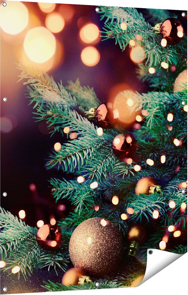 Gards Tuinposter Versierde Kerstboom met Lichtjes - 90x120 cm - Tuindoek - Tuindecoratie - Wanddecoratie buiten - Tuinschilderij Multikleur
