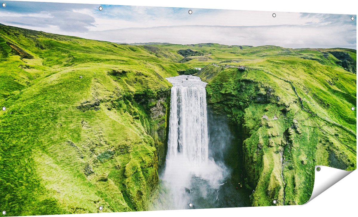 Gards Tuinposter Waterval in het Groene Landschap - 180x90 cm - Tuindoek - Tuindecoratie - Wanddecoratie buiten - Tuinschilderij Multikleur