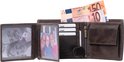 Open bruine portemonnee met foto's, creditcards, eurobiljetten, portemonneevakje en een muntvakje.