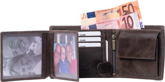 Open bruine portemonnee met foto's, creditcards, eurobiljetten, portemonneevakje en een muntvakje.