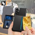 Hand toont zwarte telefoonhoes met portemonnee, met ruimte voor 5 kaarten.