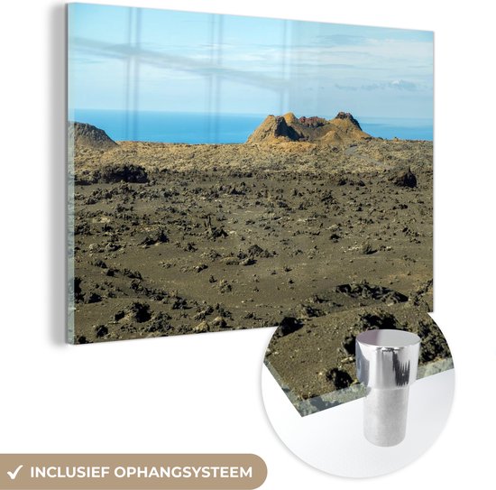 MuchoWow® Glasschilderij 150x100 cm - Schilderij acrylglas - Het vulkaanlandschap op Lanzarote - Foto op glas - Schilderijen
